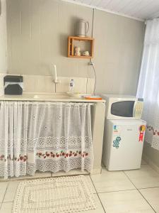 a kitchen with a sink and a washing machine at Casa Aconchego 2, Self Check-in in Presidente Prudente +19 photos