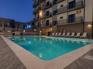a swimming pool in front of a building at HF - Mamaia Nord in Mamaia Sat/Năvodari