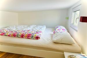 a bed with two pillows on it in a room at Tiny House Boddenblick in Groß Kordshagen +6 photos