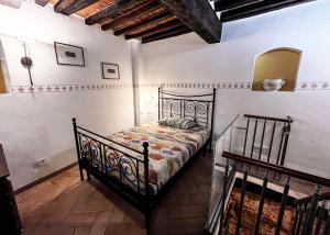 a bedroom with a bed in a room at Dimora del Campanile in Torrita di Siena