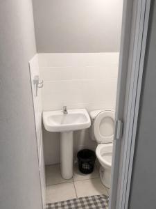 a bathroom with a sink and a toilet at Quarto em Matinhos | Viva o Melhor do Litoral in Matinhos
