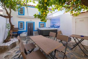 a patio with a table and chairs and a tub at Refúgio Alentejano in Alandroal