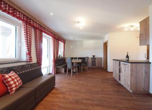 salon z kanapą i stołem w obiekcie Hinterburgschwaig Hof w mieście Sankt Johann im Pongau +37 zdjęć
