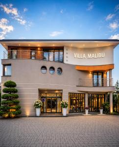 a building with a sign that reads villa malibu at Villa Malibu in Zegrze Południowe
