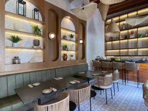 a restaurant with tables and chairs and a bar at Hotel Agua de Plata in San Luis Potosí