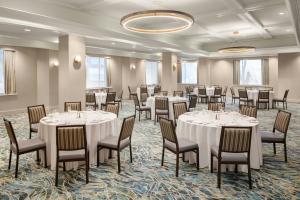 ein Bankettsaal mit Tischen und Stühlen in einem Raum in der Unterkunft The Westin Nova Scotian in Halifax + 68 Fotos