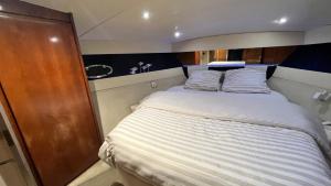 a small bed in the back of a boat at IPANEMA - JOLI BATEAU à QUAI in Sète