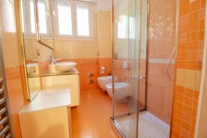 a bathroom with a toilet and a sink and a shower at B&B Casalecchio Appartamento privato in Casalecchio di Reno +9 photos