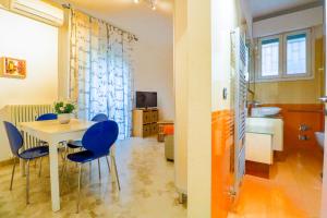 a room with a table and chairs and a bathroom at B&B Casalecchio Appartamento privato in Casalecchio di Reno