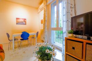 a living room with a table and a tv at B&B Casalecchio Appartamento privato in Casalecchio di Reno