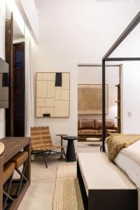 ein Schlafzimmer mit einem Bett und einer Couch in der Unterkunft Gran Faena in Aguascalientes + 27 Fotos