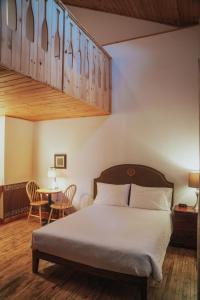 ein Schlafzimmer mit einem Bett und einem Tisch mit Stühlen in der Unterkunft Lenroot Lodge in Seeley