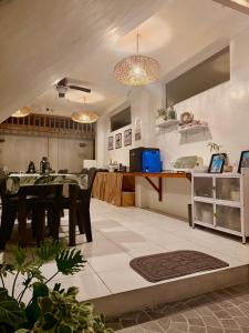 a kitchen and dining room with a table in a room at Sunny Terrace in Baler