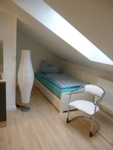 ラングスドルフにあるA10 Apartmenthausのベッドルーム(ベッド1台、天窓付)