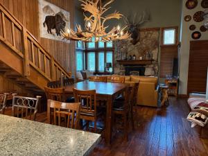 a dining room with a table and chairs and a couch at Mountainback 79 Loft Den in Mammoth Lakes
