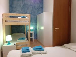 シクリアーナ・マリーナにあるLe Terrazze - "dalla Nonna"のベッドルーム1室(二段ベッド2組、タオル付)