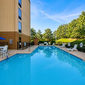 a large blue swimming pool in front of a building at The Antioch Inn in Nashville