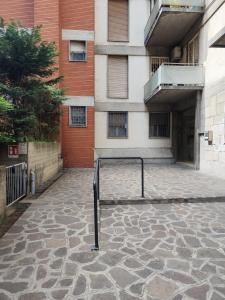 an empty courtyard in front of a building at B&B Casalecchio Appartamento privato in Casalecchio di Reno