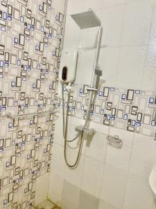 a shower in a bathroom with a glass door at CHAMBREs SALON MEUBLÉ HD in Yamoussoukro