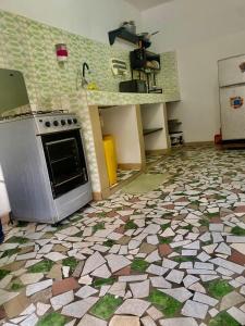 a kitchen with a stove and a tile floor at CHAMBREs SALON MEUBLÉ HD in Yamoussoukro +2 photos