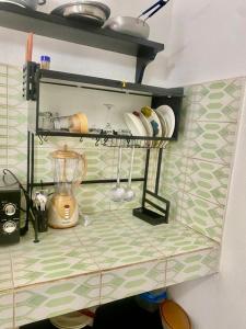 a kitchen counter with a blender on a shelf at CHAMBREs SALON MEUBLÉ HD in Yamoussoukro
