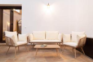 a group of white chairs and a coffee table at Rural VillaReyes in Cabeza la Vaca