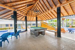 a pool room with a pool table and chairs at Cabañas La Fragata Coveñas in Coveñas