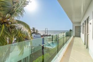 a balcony with a view of the ocean at Blue Apartahotel Coveñas in Coveñas