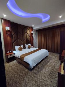 a bedroom with a large bed with a blue ceiling at تميز المروة - حي المروة in Jeddah