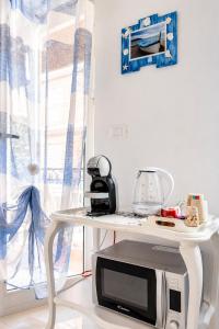 a table with a microwave on top of a table at Blu Marina Alassio in Alassio
