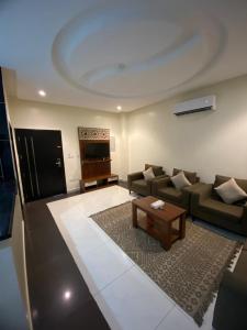 a living room with a couch and a coffee table at تميز المروة - حي المروة in Jeddah