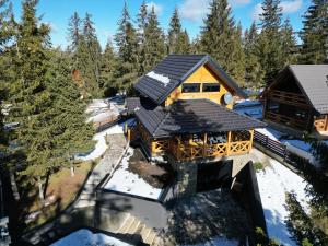 an aerial view of a log cabin in the snow at Vila Planinski Vuk Zlatar Nova Varoš in Vukovina