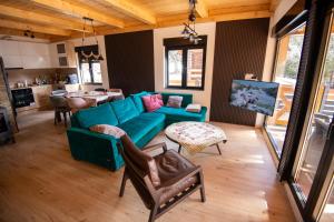 a living room with a blue couch and a table at Vila Planinski Vuk Zlatar Nova Varoš in Vukovina