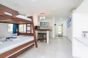a room with two bunk beds and a kitchen at Cabañas Aqua Blue Coveñas in Coveñas