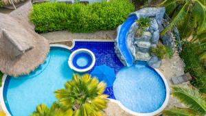 an overhead view of a swimming pool in a resort at Cabañas Aqua Blue Coveñas in Coveñas