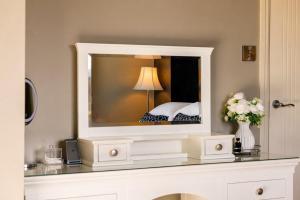 a mirror on top of a dresser in a bedroom at Stirling Riverview Apartment - Free Parking in Stirling +15 photos