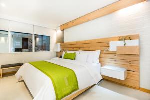 Tempat tidur dalam kamar di Terra Biohotel