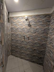 a bathroom with a brick wall at LA CASA DE RICKY "El balcón de las Montañas" in Caraz +52 photos