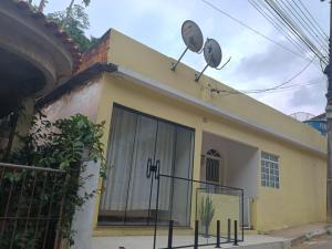 a house with two satellites on the roof at Refugio das Laranjeiras Hospedagem in Piraí