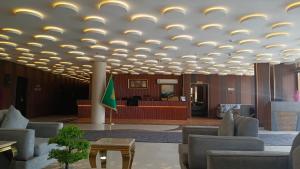 a lobby with a waiting area with chairs and a waiting room at الجوهرة بارك للشقق المخدومة 6 in Riyadh