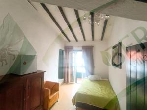 a bedroom with a bed and a window in a room at Hotel Bera-k in Villa de Leyva