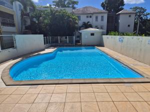 a swimming pool in the backyard of a house at L' É'sens Karaïbes in Les Abymes