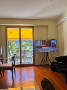 Casa Collina 2 tesisinde bir televizyon ve/veya eğlence merkezi +11 fotoğraf
