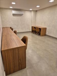 a conference room with two tables and chairs in it at Apartamento prox a Arena Niteroi, Uff e Barcas in Niterói