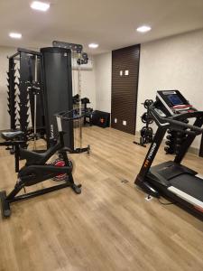 a gym with two treadmills and two exercise bikes at Apartamento prox a Arena Niteroi, Uff e Barcas in Niterói