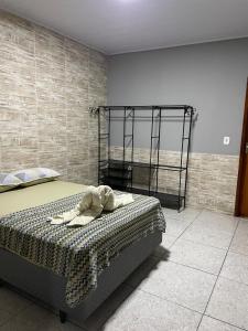 a bedroom with a bed in a room at Apartamento - Vila Isa in Governador Valadares