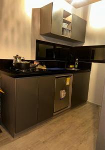a kitchen with a black counter top with a stove at Cabaña Monte cristo in Guatapé