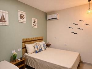 a bedroom with two beds and bats on the wall at Casas Costa Dos Corais - 200m do mar, Climatizada, Confortável e Completa in Japaratinga