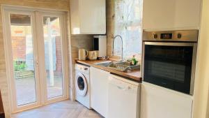 a kitchen with a sink and a washing machine at Gillingham Hidden Gem in Gillingham