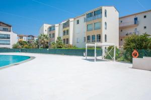 an image of a swimming pool in front of a building at Moréa - residence avec piscine in Fréjus